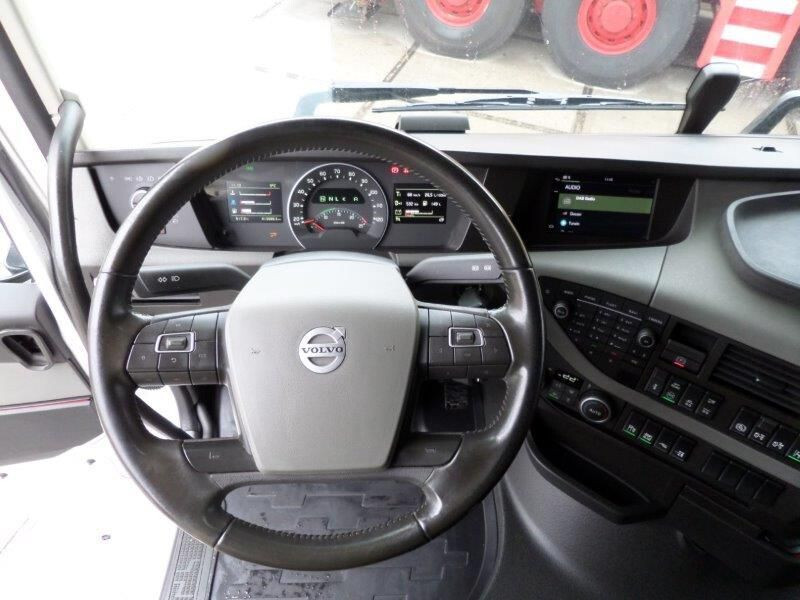 Interior photo 1: Tractor unit Volvo FH 540 6x2