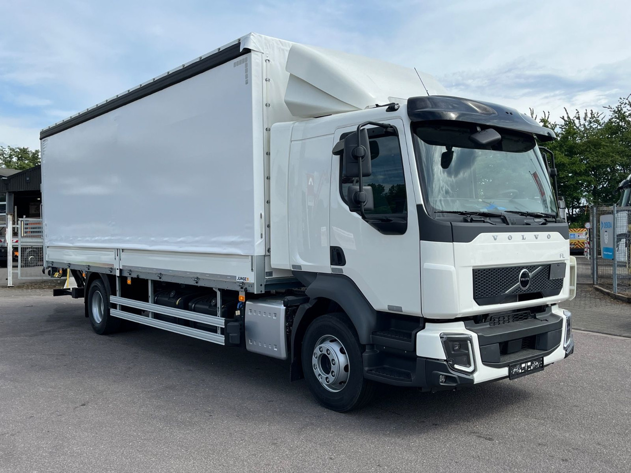 Volvo FL 14.245 Junge Schiebeplanenaufbau LBW - Curtainsider truck: picture 4 Volvo FL 14.245 Junge Schiebeplanenaufbau LBW - Curtainsider truck: picture 4