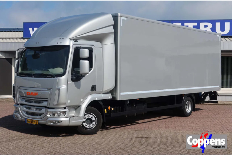 DAF LF 210 FA Zilver metallic bak + klep Dhollandia 1500 kg + rol stops, Comfort cabine. - Box truck: picture 1 DAF LF 210 FA Zilver metallic bak + klep Dhollandia 1500 kg + rol stops, Comfort cabine. - Box truck: picture 1