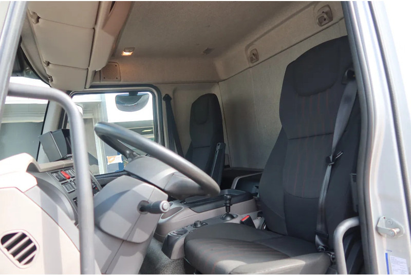 DAF LF 210 FA Zilver metallic bak + klep Dhollandia 1500 kg + rol stops, Comfort cabine. - Box truck: picture 5 DAF LF 210 FA Zilver metallic bak + klep Dhollandia 1500 kg + rol stops, Comfort cabine. - Box truck: picture 5