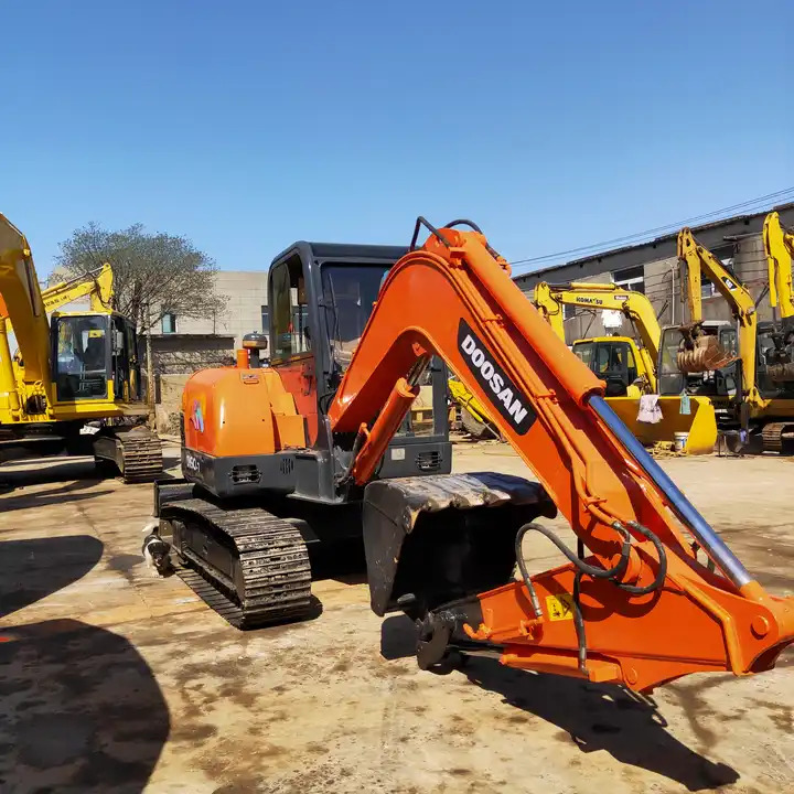 Awesome Performance Korea Imported Small Scale Used Doosan Dh60 Excavator in Shanghai - Crawler excavator: picture 5 Awesome Performance Korea Imported Small Scale Used Doosan Dh60 Excavator in Shanghai - Crawler excavator: picture 5