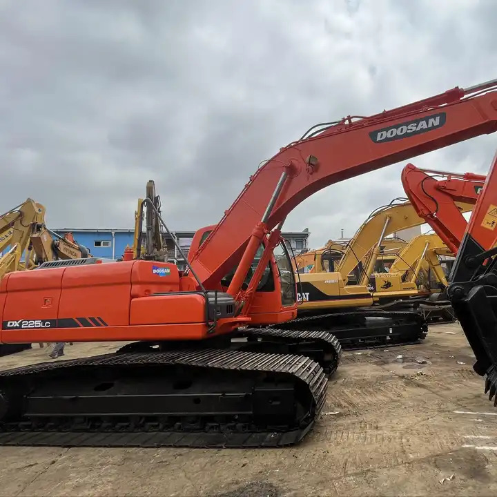 Good Price Tracked Excavator Doosan Dx225 Dx150 Korea Construction Machinery In Shanghai - Crawler excavator: picture 1 Good Price Tracked Excavator Doosan Dx225 Dx150 Korea Construction Machinery In Shanghai - Crawler excavator: picture 1
