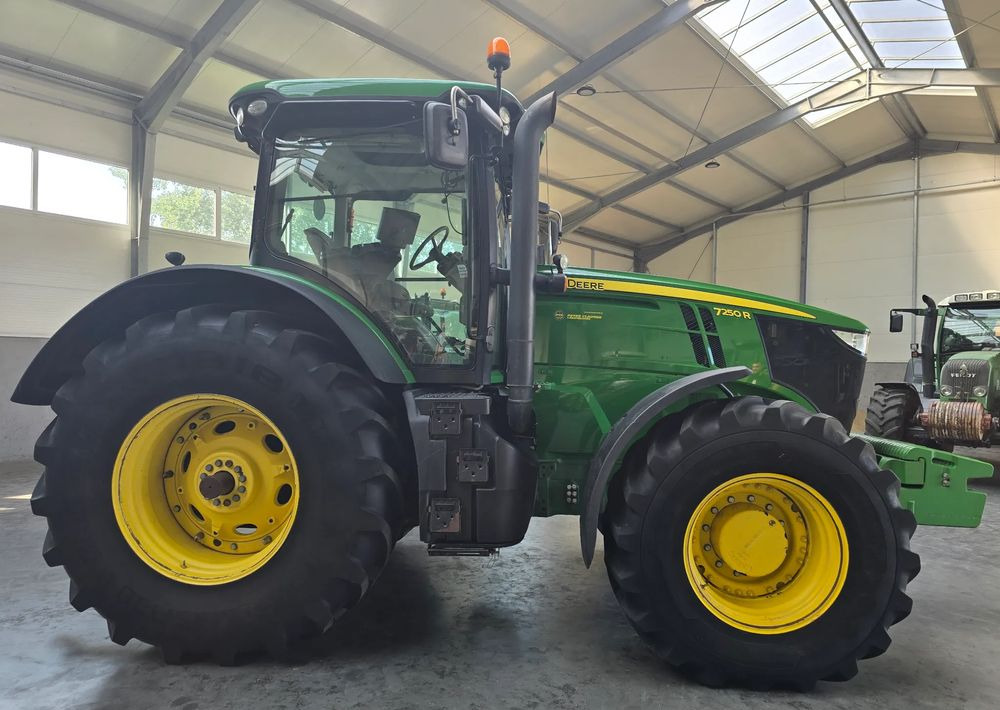 Farm tractor John Deere 7250R: picture 6