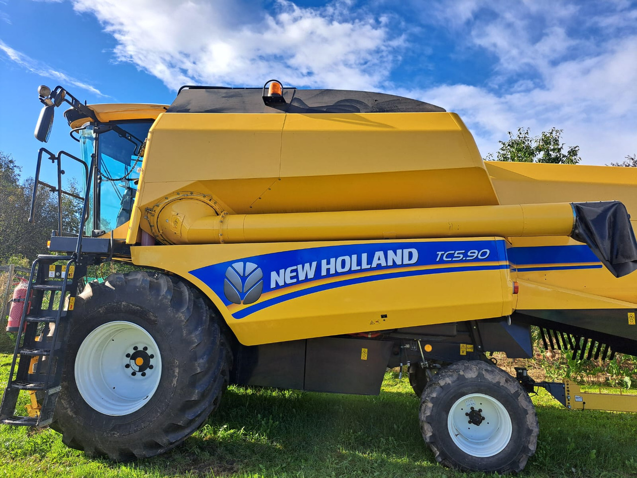 NEW HOLLAND TC 5.90 - Combine harvester: picture 1 NEW HOLLAND TC 5.90 - Combine harvester: picture 1