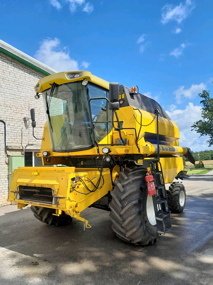 New Holland TC5070 - Combine harvester: picture 2 New Holland TC5070 - Combine harvester: picture 2