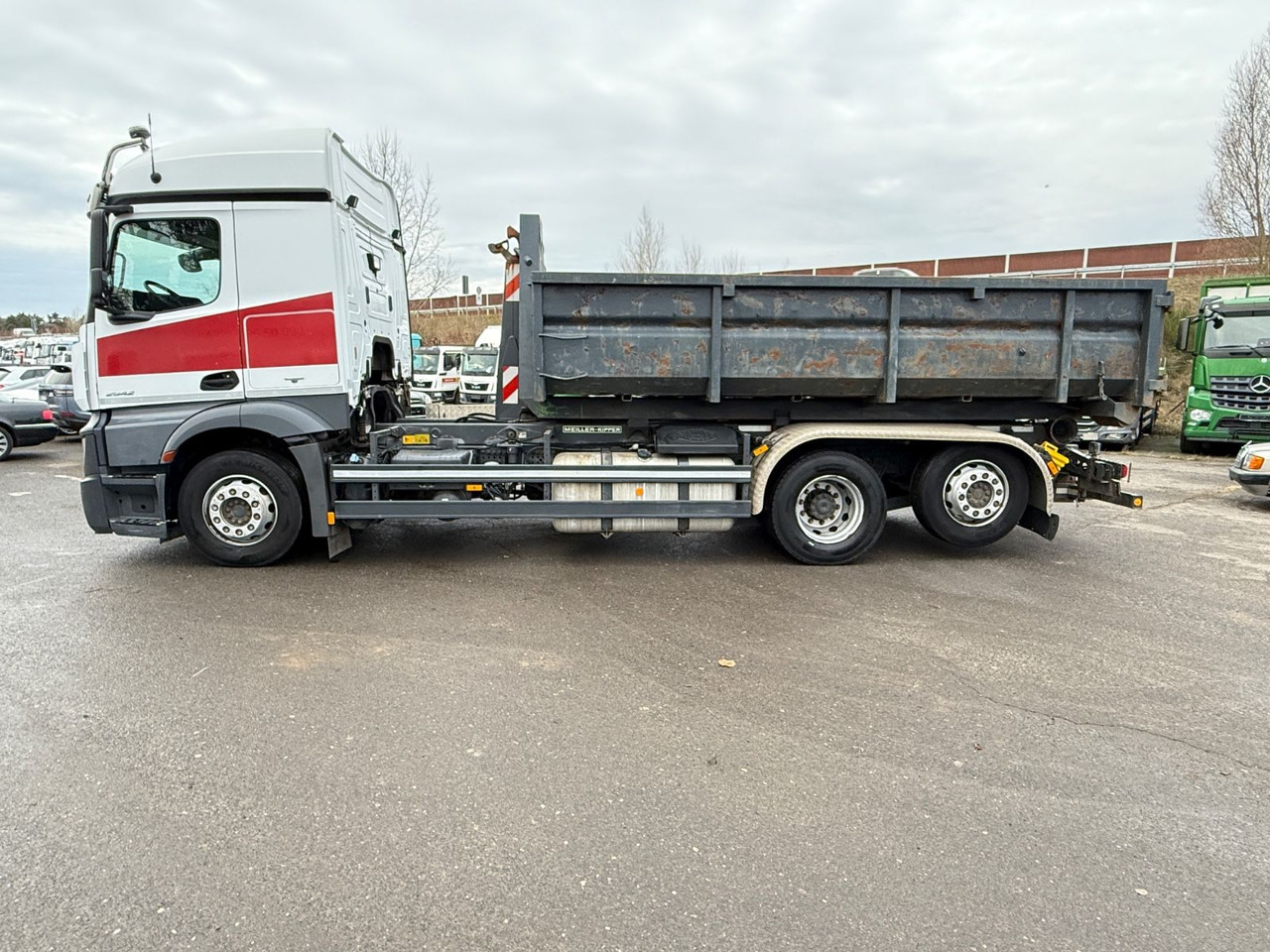 Hook lift truck Mercedes-Benz Actros 2542 Abrollkipper mit Container: picture 6