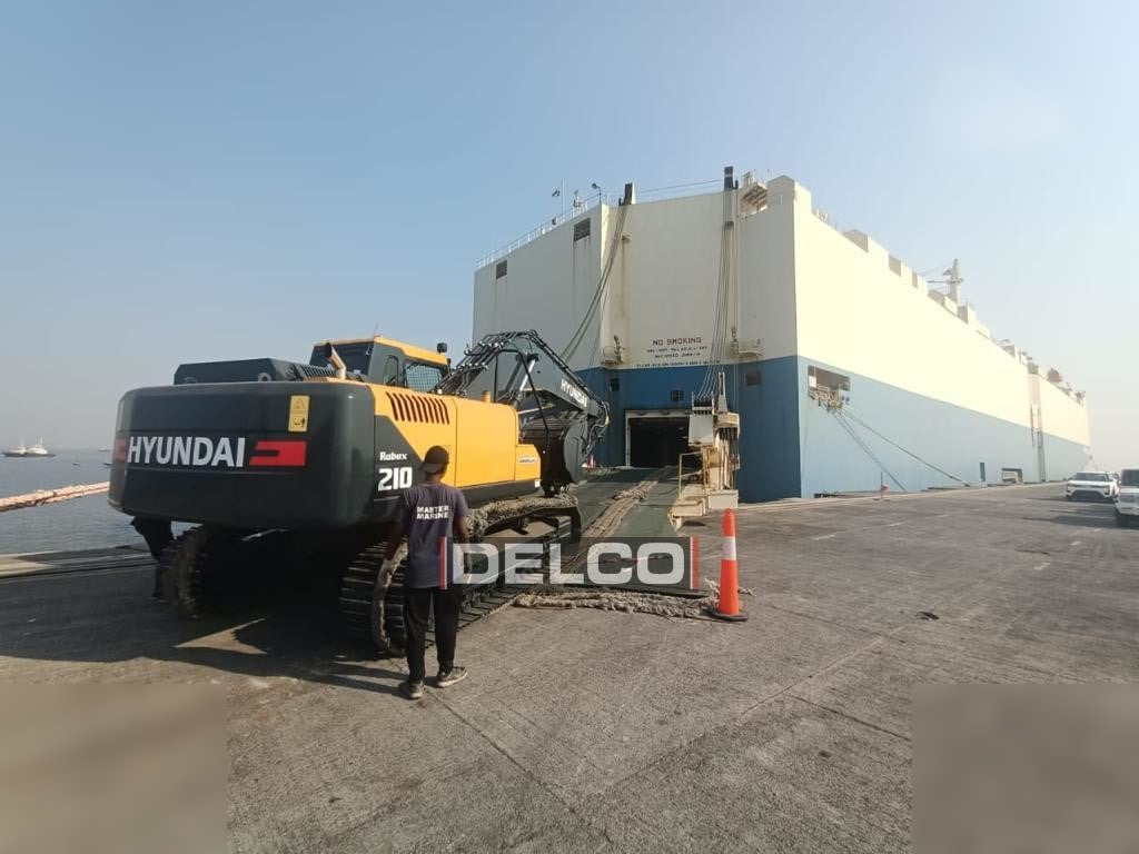Crawler excavator HYUNDAI ROBEX 210: picture 18