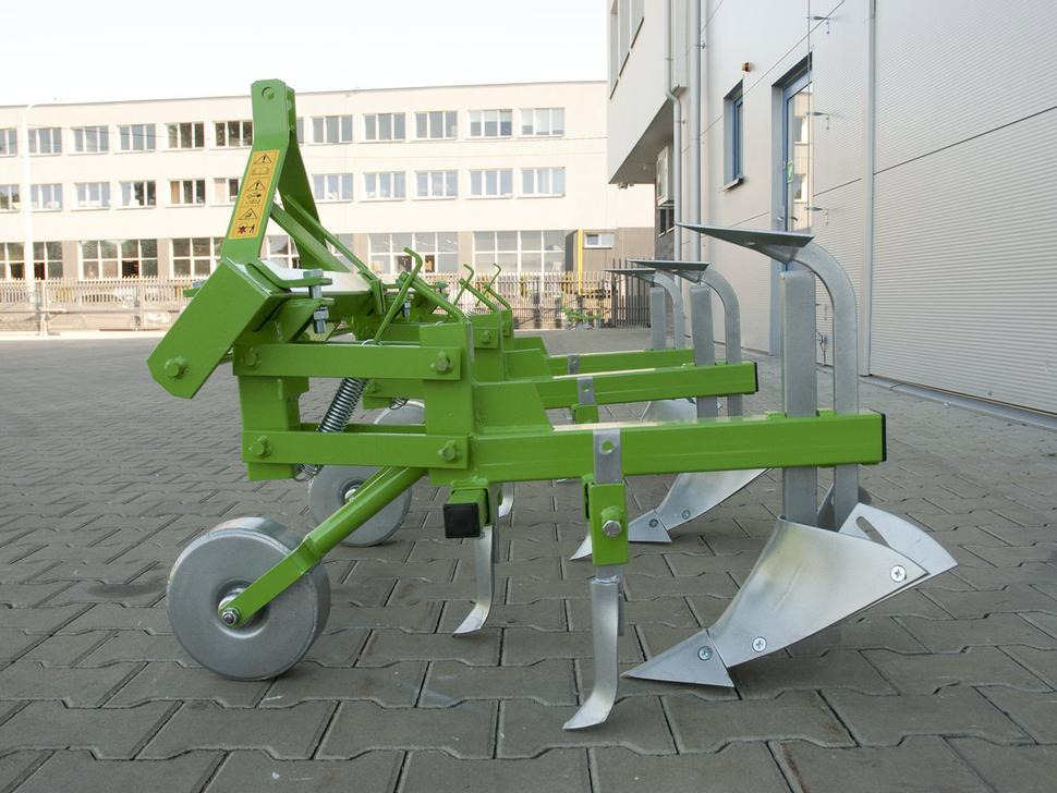 Bomet Jäthacke-Häufler / Hoe ridger / Butteuse / Rincalzatore assolcatore / Полольник-окучник / Obsypnik - Soil tillage equipment: picture 4 Bomet Jäthacke-Häufler / Hoe ridger / Butteuse / Rincalzatore assolcatore / Полольник-окучник / Obsypnik - Soil tillage equipment: picture 4