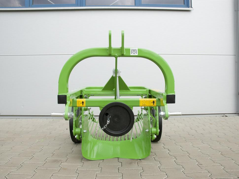 Bomet Schwingsiebroder / Potato digger / Arracheuse de pomme de terre / Scavapatate / Однорядная картофельная копалка / Kopaczka do ziemniaków Ursa Z655/1 - Potato harvester: picture 3 Bomet Schwingsiebroder / Potato digger / Arracheuse de pomme de terre / Scavapatate / Однорядная картофельная копалка / Kopaczka do ziemniaków Ursa Z655/1 - Potato harvester: picture 3