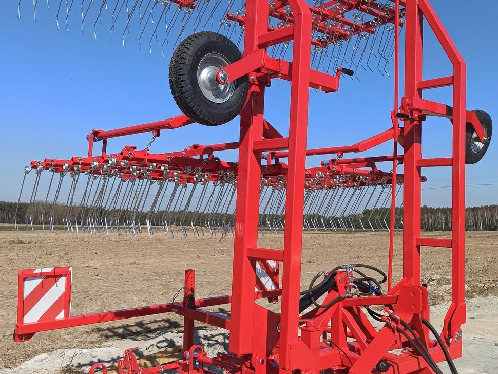 METAL-TECHNIK Hackstriegel / Weeder / Herse étrille / Sarchiatrice / Прополочная машина / Chwastownik 9 m - Spring tine harrow: picture 3 METAL-TECHNIK Hackstriegel / Weeder / Herse étrille / Sarchiatrice / Прополочная машина / Chwastownik 9 m - Spring tine harrow: picture 3