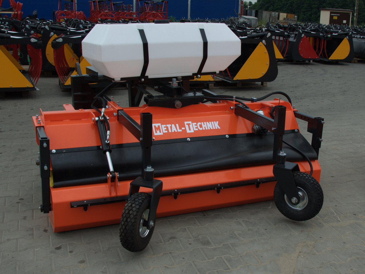 METAL-TECHNIK Kehrmaschine / Sweeper / Balayeuse / Spazzolatrice / Подметательно-уборочная машина / Zamiatarka 2 m - Broom for Front loader for tractor: picture 1 METAL-TECHNIK Kehrmaschine / Sweeper / Balayeuse / Spazzolatrice / Подметательно-уборочная машина / Zamiatarka 2 m - Broom for Front loader for tractor: picture 1