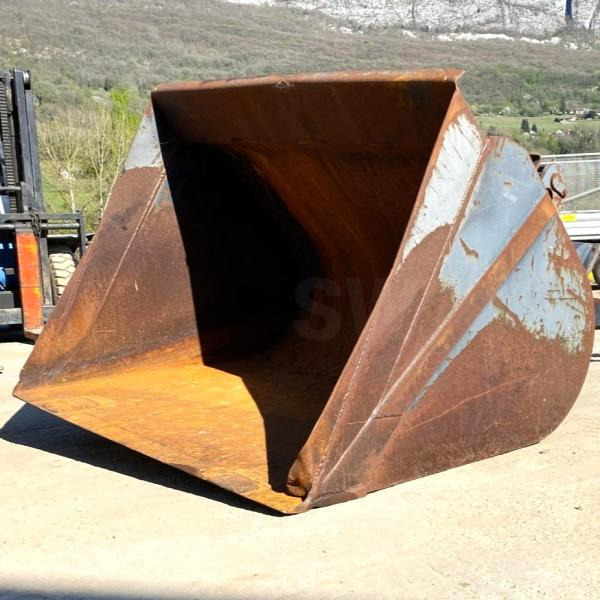 GODET CHARGEUR POUR CHARIOT ELEVATEUR - Loader bucket: picture 1 GODET CHARGEUR POUR CHARIOT ELEVATEUR - Loader bucket: picture 1