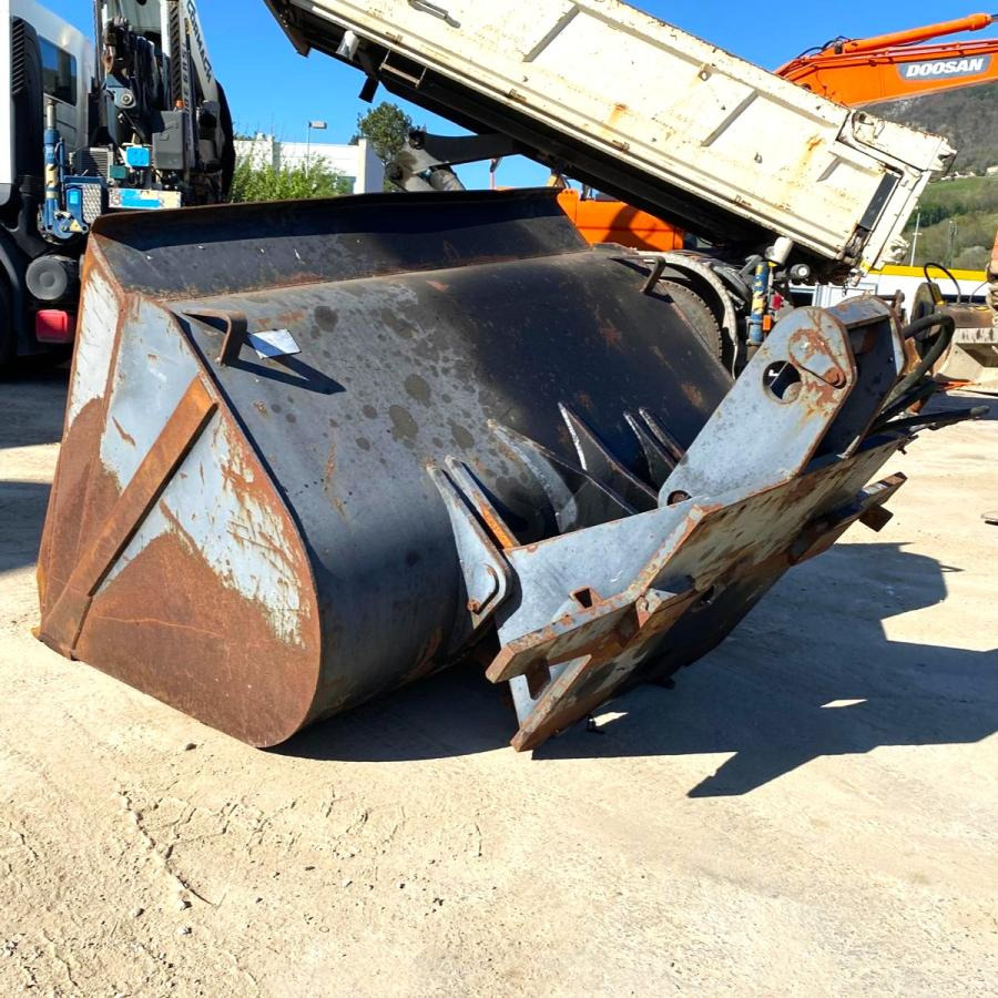 GODET CHARGEUR POUR CHARIOT ELEVATEUR - Loader bucket: picture 4 GODET CHARGEUR POUR CHARIOT ELEVATEUR - Loader bucket: picture 4