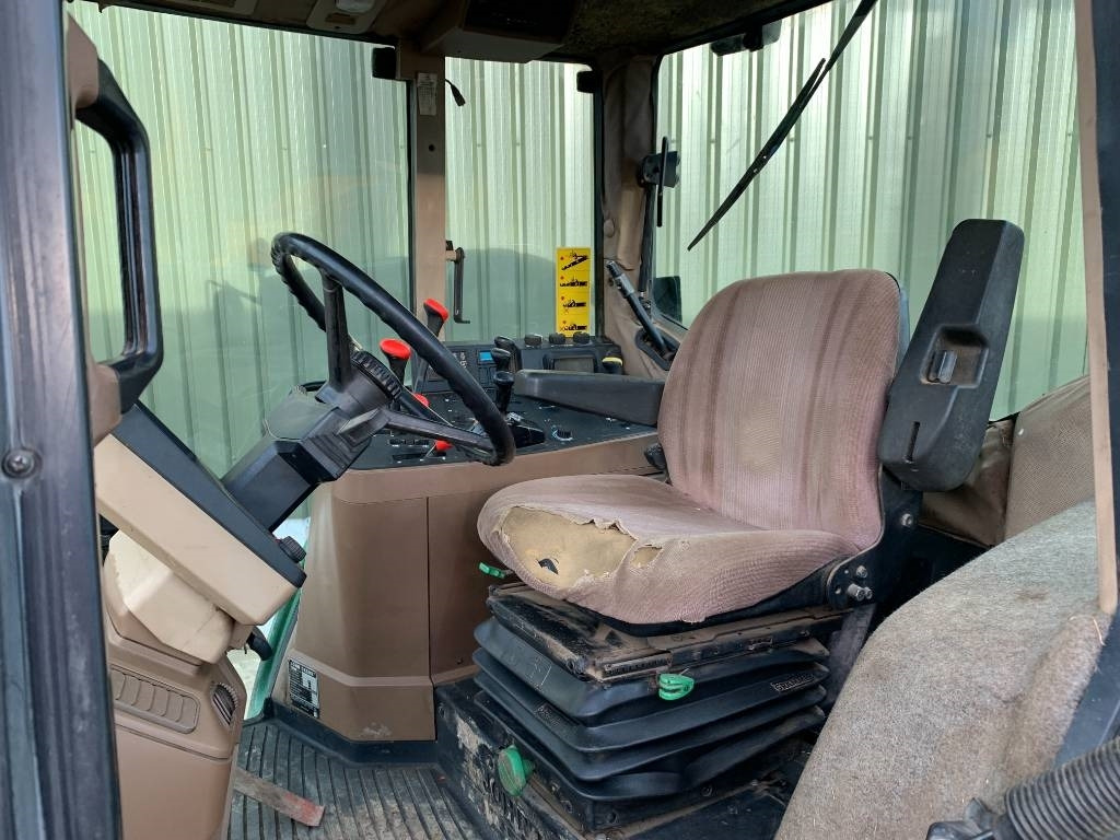 Farm tractor John Deere 6800: picture 7