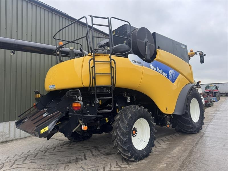 New Holland CR 9070 Narrow Body c/w 30ft Header - Harvester attachment: picture 4 New Holland CR 9070 Narrow Body c/w 30ft Header - Harvester attachment: picture 4