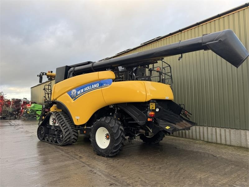 New Holland CR9070 c/w 30ft Varifeed Header - Harvester attachment: picture 2 New Holland CR9070 c/w 30ft Varifeed Header - Harvester attachment: picture 2
