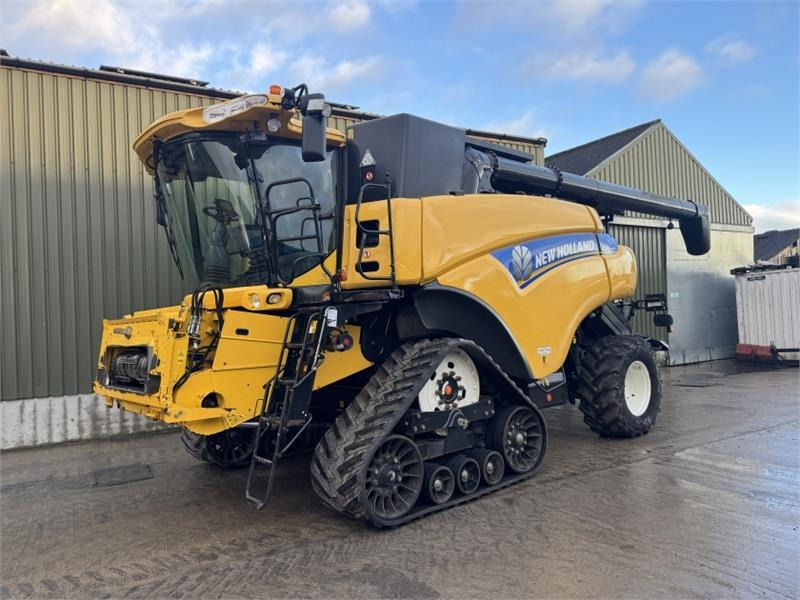 New Holland CR9070 c/w 30ft Varifeed Header - Harvester attachment: picture 1 New Holland CR9070 c/w 30ft Varifeed Header - Harvester attachment: picture 1