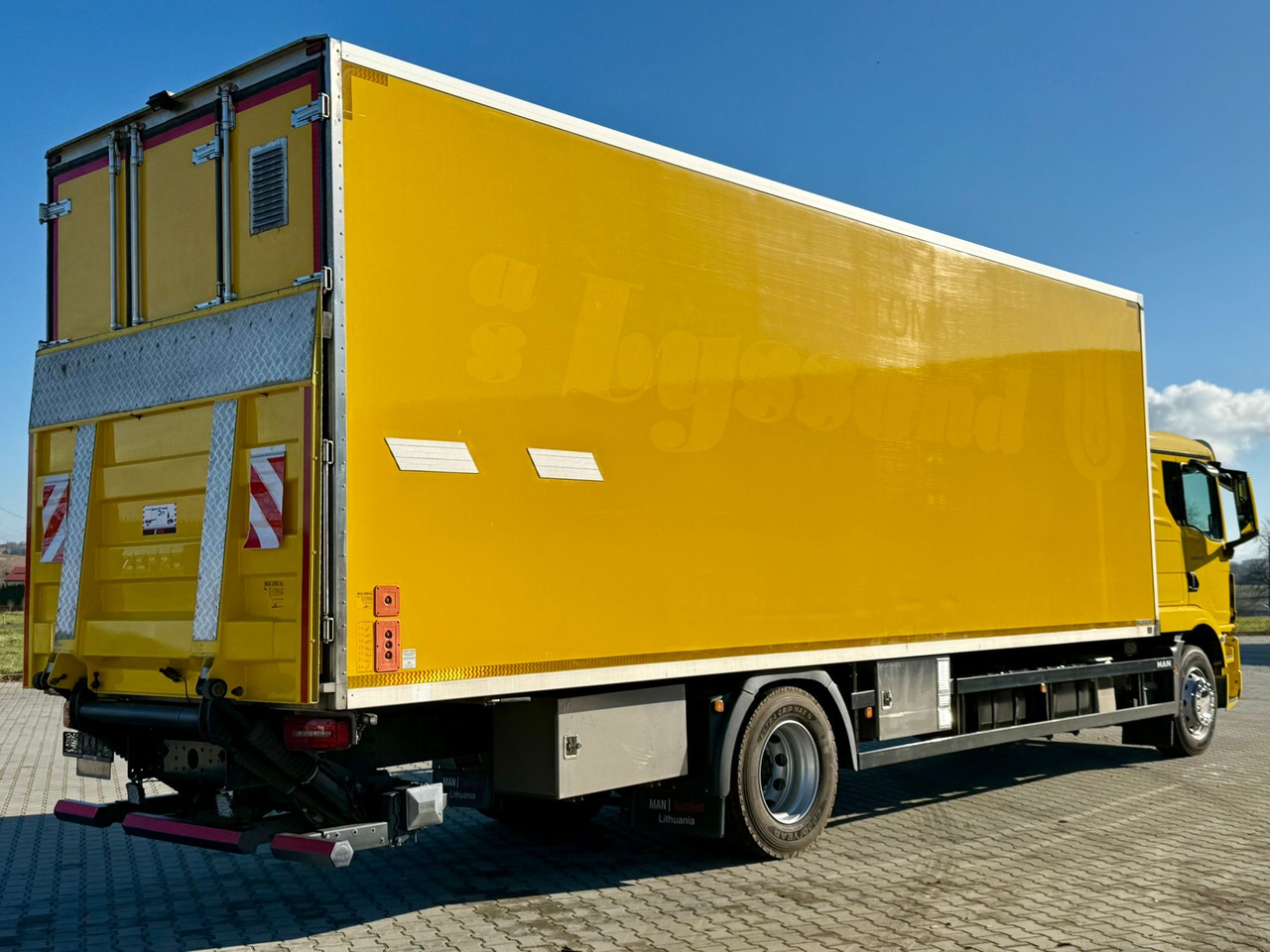 MAN 18.320 / IZOTERMA / GRZANA / WINDA / 20 EUROPALET / AUTOMAT / 170 TYŚ KM / 2021 R / SYPIALKA / CAŁY NA PODUSZKACH / SPROWADZONY / JAK NOWY - Isothermal truck: picture 4 MAN 18.320 / IZOTERMA / GRZANA / WINDA / 20 EUROPALET / AUTOMAT / 170 TYŚ KM / 2021 R / SYPIALKA / CAŁY NA PODUSZKACH / SPROWADZONY / JAK NOWY - Isothermal truck: picture 4