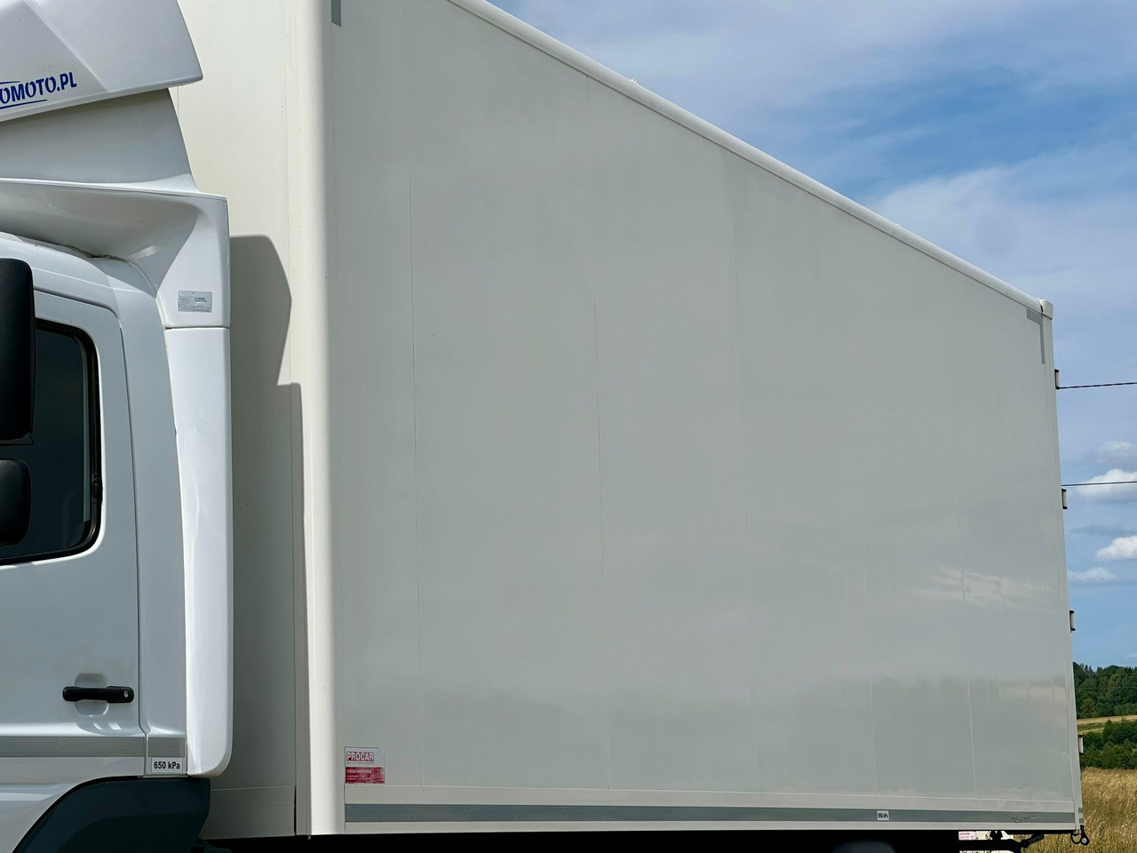 Isothermal truck MERCEDES-BENZ ATEGO / 1221 / IZOTERMA / KONTENER / AUTOMAT / 230 TYS KM / 17 EUROPALET / 6.8 M DŁUGOŚCI / 2019 ROK: picture 16 Isothermal truck MERCEDES-BENZ ATEGO / 1221 / IZOTERMA / KONTENER / AUTOMAT / 230 TYS KM / 17 EUROPALET / 6.8 M DŁUGOŚCI / 2019 ROK: picture 16