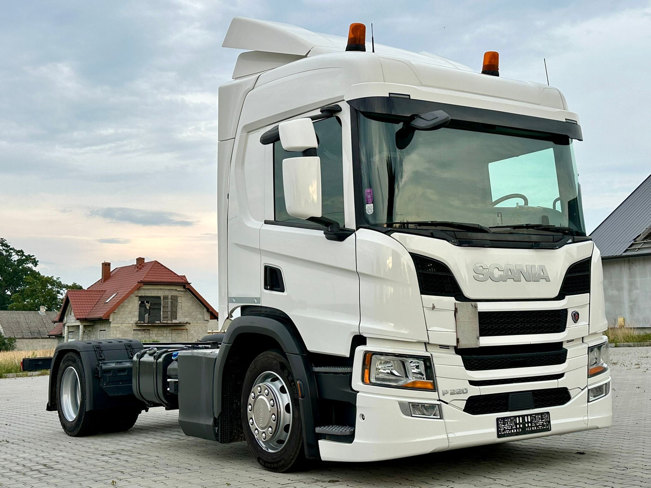 SCANIA P220 / RAMA DO ZABUDOWY / ROZSTAW OSI 3.90 M / SILNIK 6 / WYWROTKA / BECZKA / HAKOWIEC / UTRZYMANIE DRÓG / AUTOMAT / 2019 ROK / NISKI PRZEBIEG - Cab chassis truck: picture 1 SCANIA P220 / RAMA DO ZABUDOWY / ROZSTAW OSI 3.90 M / SILNIK 6 / WYWROTKA / BECZKA / HAKOWIEC / UTRZYMANIE DRÓG / AUTOMAT / 2019 ROK / NISKI PRZEBIEG - Cab chassis truck: picture 1