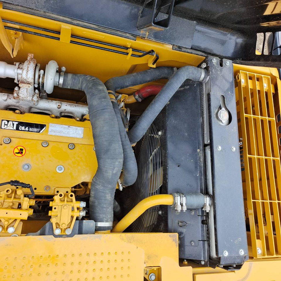Crawler excavator CAT 320D2: picture 15