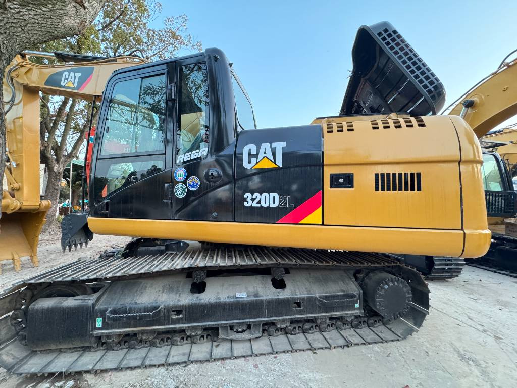 Crawler excavator CAT 320D2L: picture 1