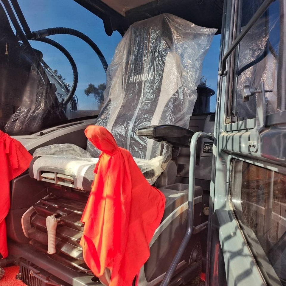 Hyundai 220LC-9T - Crawler excavator: picture 3 Hyundai 220LC-9T - Crawler excavator: picture 3