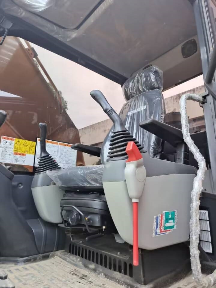 Crawler excavator Komatsu PC 200: picture 7