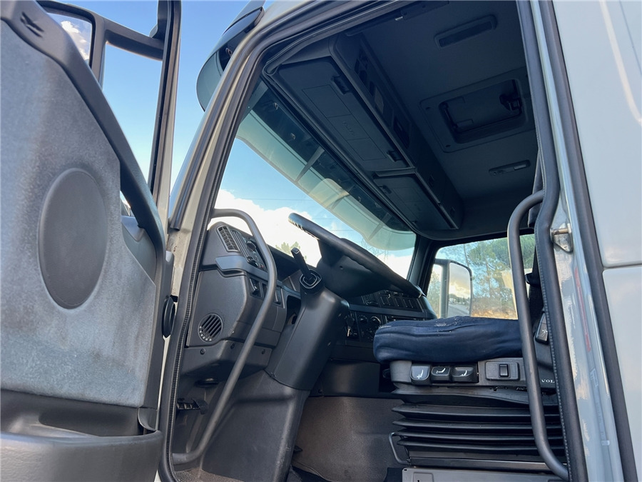 Interior photo 1: Tractor unit Volvo FH