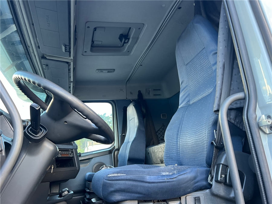 Interior photo 2: Tractor unit Volvo FH