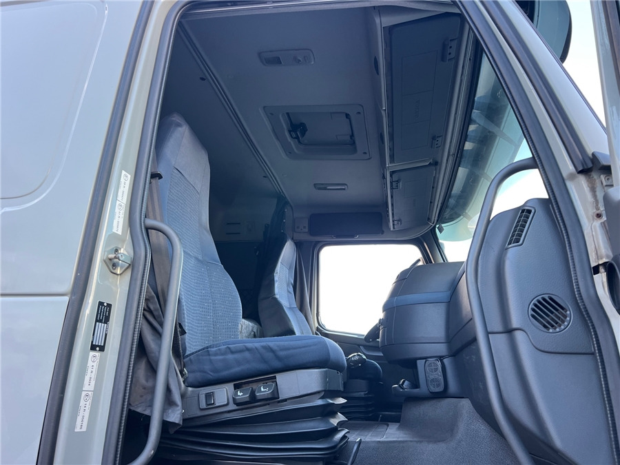Tractor unit Volvo FH: picture 13