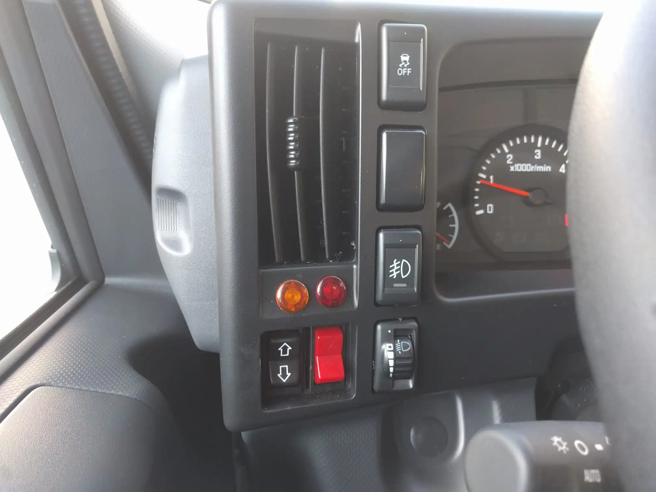 Tipper van ISUZU NNR M21 T: picture 10