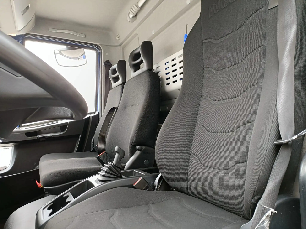 IVECO EUROCARGO 120E22P - Cab chassis truck: picture 5 IVECO EUROCARGO 120E22P - Cab chassis truck: picture 5