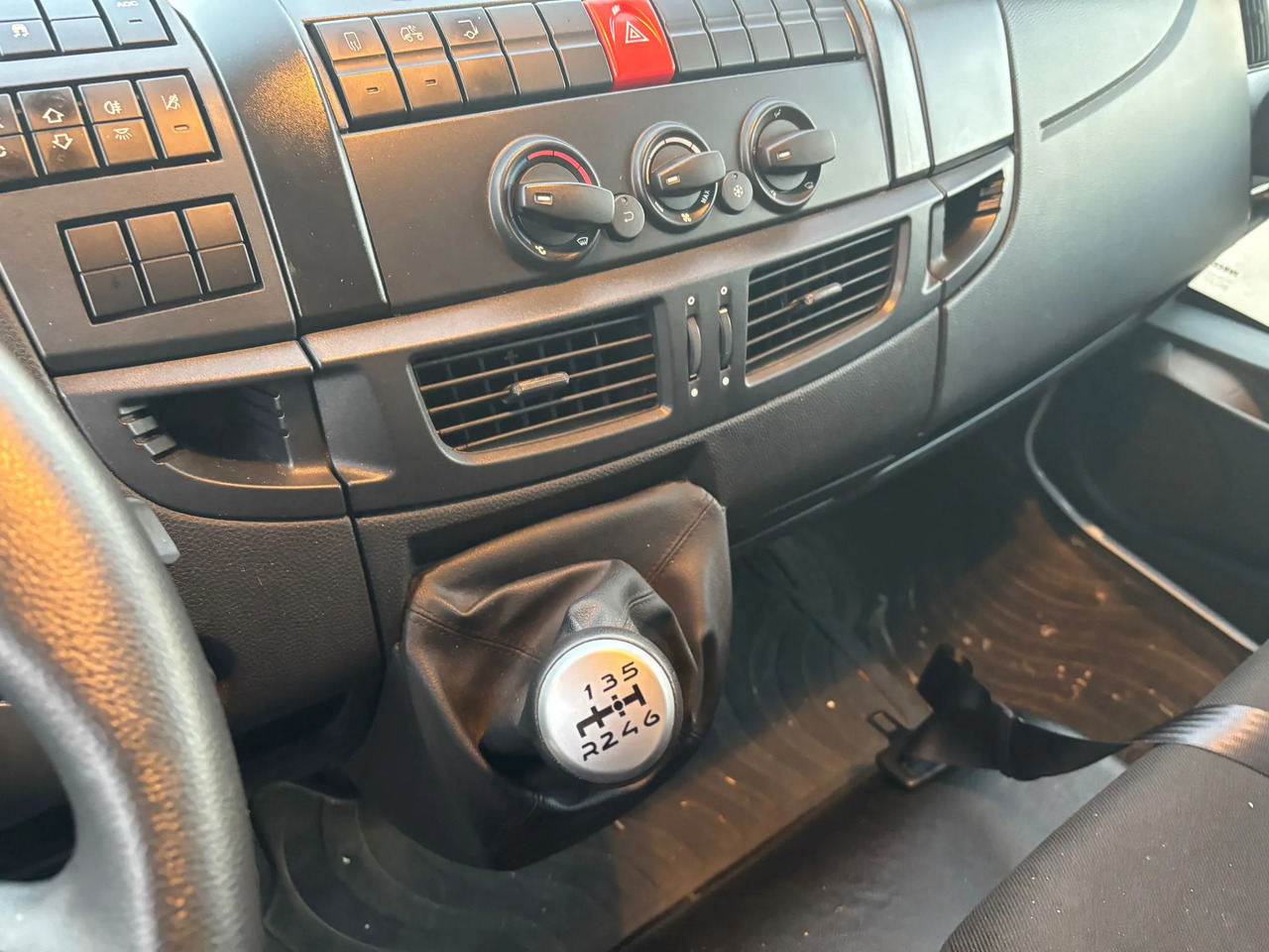 IVECO EUROCARGO 75E19P - Box truck: picture 4 IVECO EUROCARGO 75E19P - Box truck: picture 4