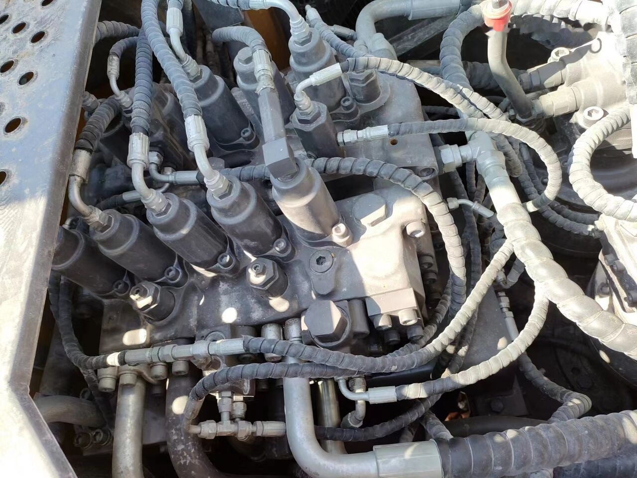 Crawler excavator Volvo EC480: picture 12