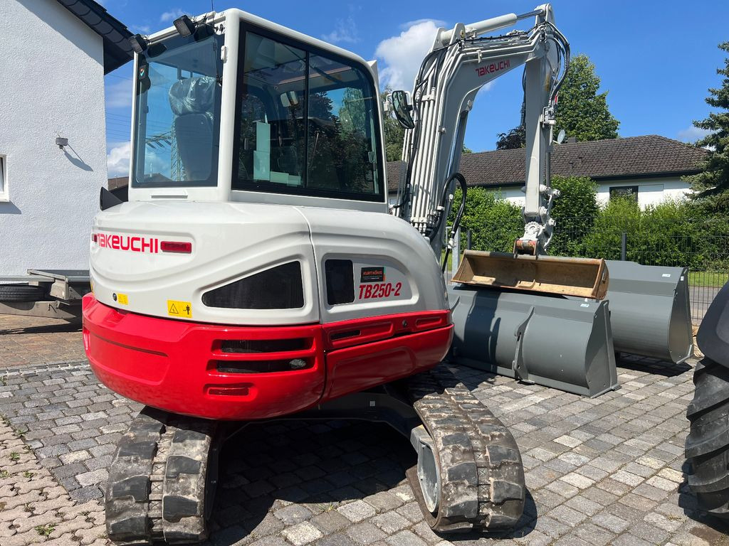 Takeuchi TB 250-2 u. 260 Takeuchi TB 250-2 u. 260 - Mini excavator: picture 3 Takeuchi TB 250-2 u. 260 Takeuchi TB 250-2 u. 260 - Mini excavator: picture 3