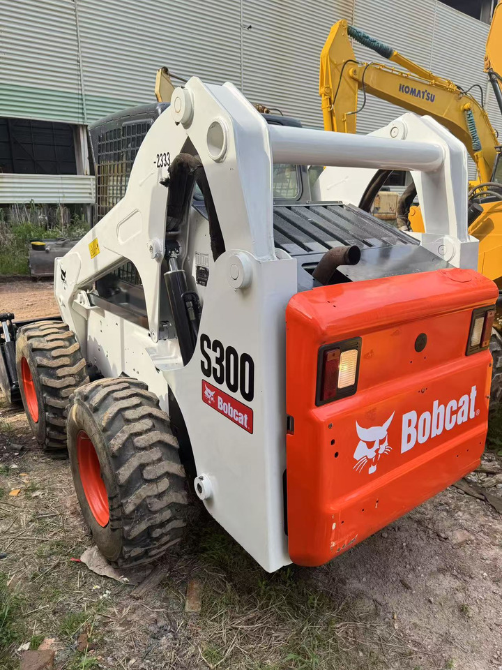 BOBCAT S300 - Backhoe loader: picture 2 BOBCAT S300 - Backhoe loader: picture 2