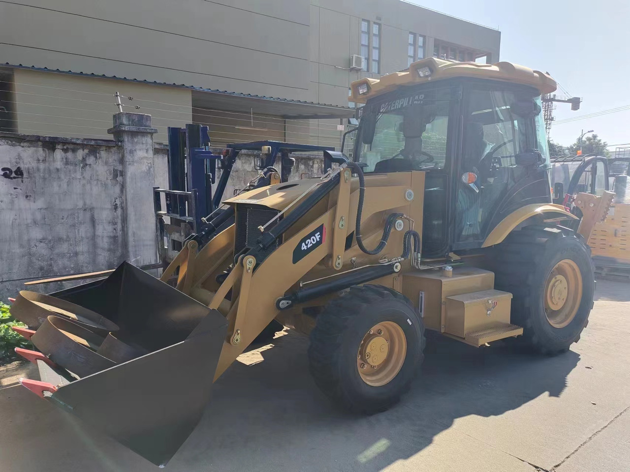 CATERPILLAR 420f - Backhoe loader: picture 3 CATERPILLAR 420f - Backhoe loader: picture 3