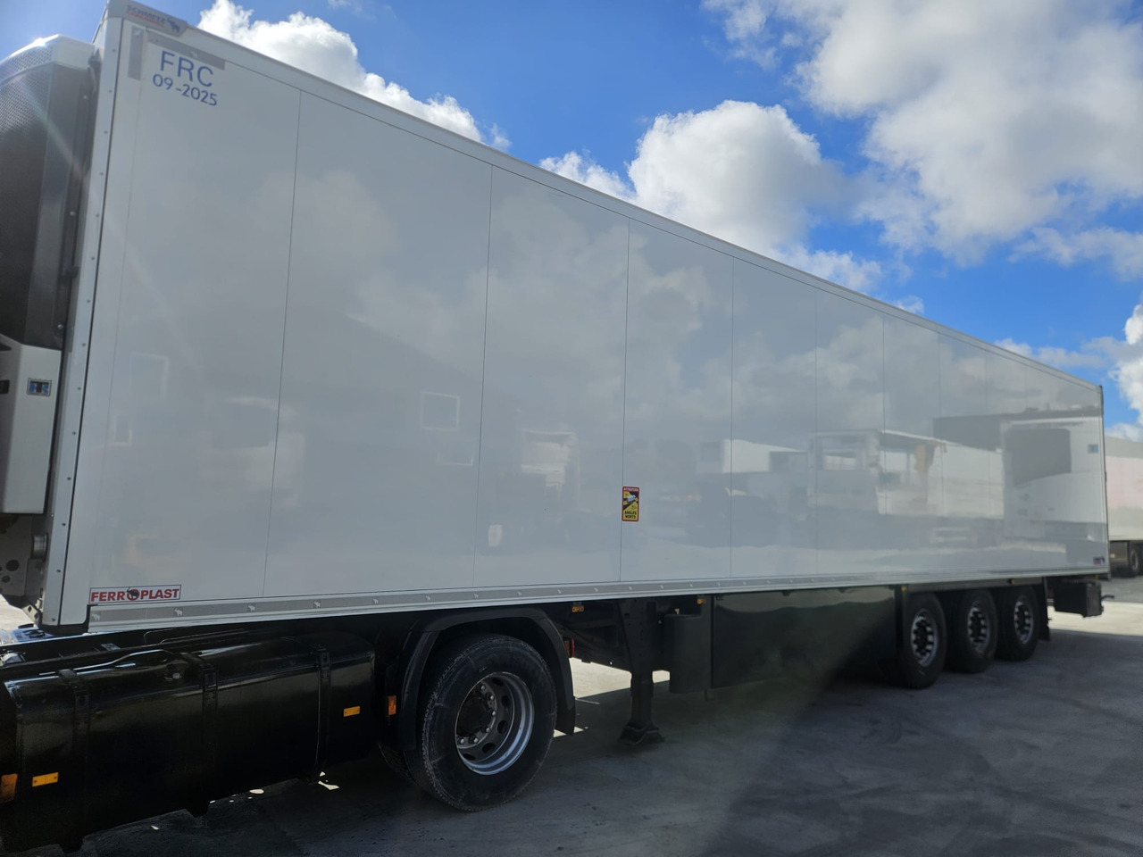 SCHMITZ CARGOBULL SKO 24/L - FP 60 ThermoKing SLXi300 - Refrigerator semi-trailer: picture 2 SCHMITZ CARGOBULL SKO 24/L - FP 60 ThermoKing SLXi300 - Refrigerator semi-trailer: picture 2
