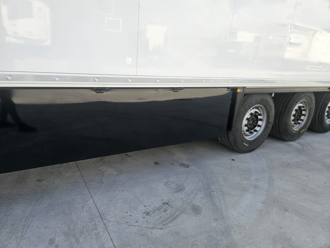 SCHMITZ CARGOBULL SKO 24/L - FP 60 ThermoKing SLXi300 - Refrigerator semi-trailer: picture 3 SCHMITZ CARGOBULL SKO 24/L - FP 60 ThermoKing SLXi300 - Refrigerator semi-trailer: picture 3