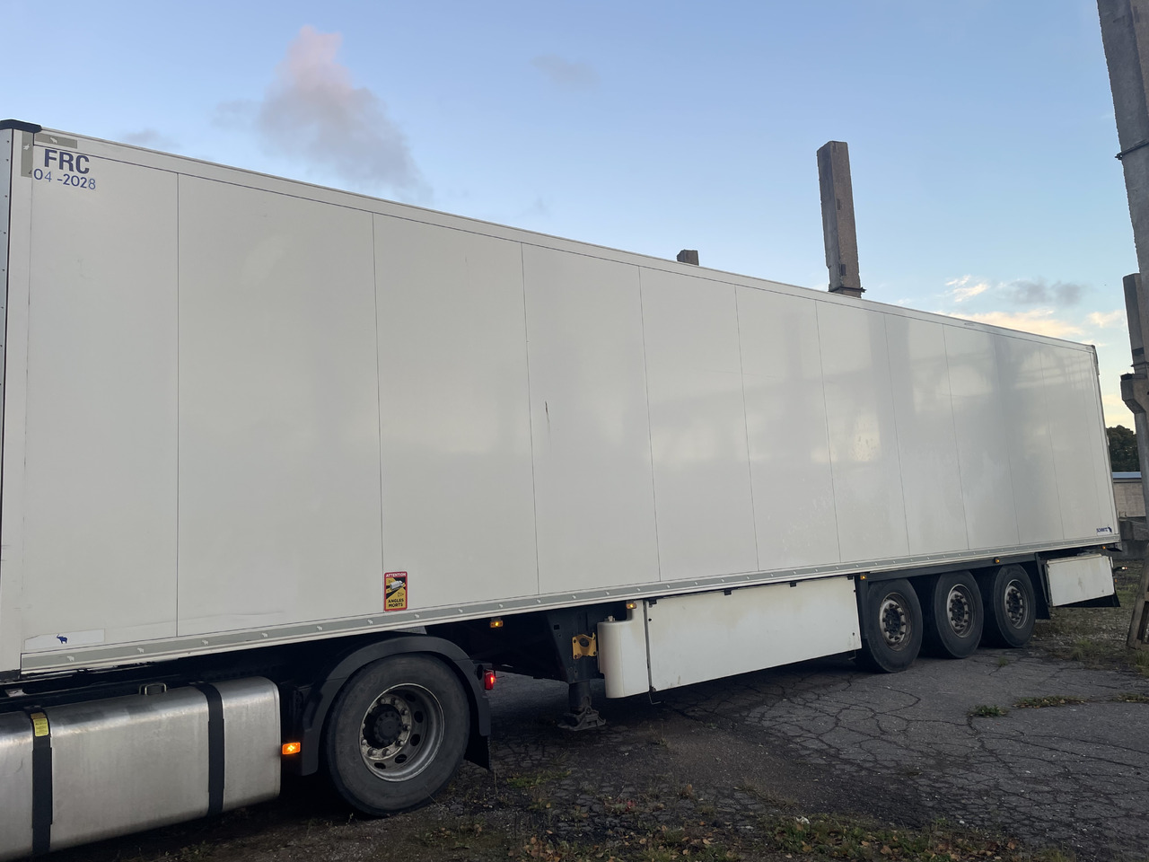 SCHMITZ SKO24 with meat hooks and 2 zone freezer - Refrigerator semi-trailer: picture 4 SCHMITZ SKO24 with meat hooks and 2 zone freezer - Refrigerator semi-trailer: picture 4