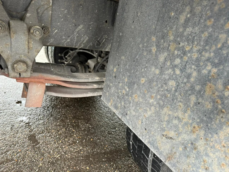 Box truck Renault Midlum 180 DXI, Spring Suspension, Drum Brakes: picture 9 Box truck Renault Midlum 180 DXI, Spring Suspension, Drum Brakes: picture 9