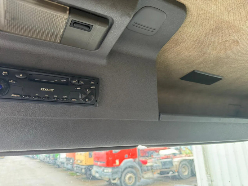 Box truck Renault Midlum 180 DXI, Spring Suspension, Drum Brakes: picture 11 Box truck Renault Midlum 180 DXI, Spring Suspension, Drum Brakes: picture 11