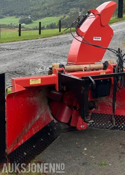 Veldig lite brukt Globus snøfres 2450 - hydraulisk nedbrekk/sving PTO - Agricultural machinery: picture 1 Veldig lite brukt Globus snøfres 2450 - hydraulisk nedbrekk/sving PTO - Agricultural machinery: picture 1