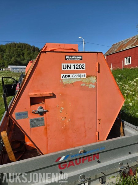1900 Farmartanken AB 3000 l - Attachment for Construction machinery: picture 2 1900 Farmartanken AB 3000 l - Attachment for Construction machinery: picture 2