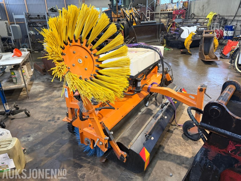 2013 Padagas feieaggregat med sidebørste og vanntank – 2013-modell - Attachment for Construction machinery: picture 2 2013 Padagas feieaggregat med sidebørste og vanntank – 2013-modell - Attachment for Construction machinery: picture 2