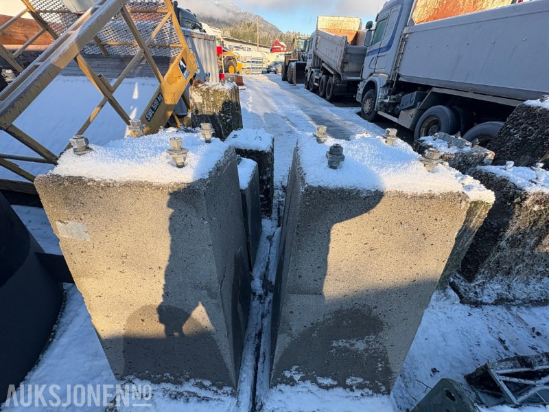 Lattix sikkerhetsmaster / lysmaster 2 stk med 2 stk betongsokler - Construction equipment: picture 4 Lattix sikkerhetsmaster / lysmaster 2 stk med 2 stk betongsokler - Construction equipment: picture 4