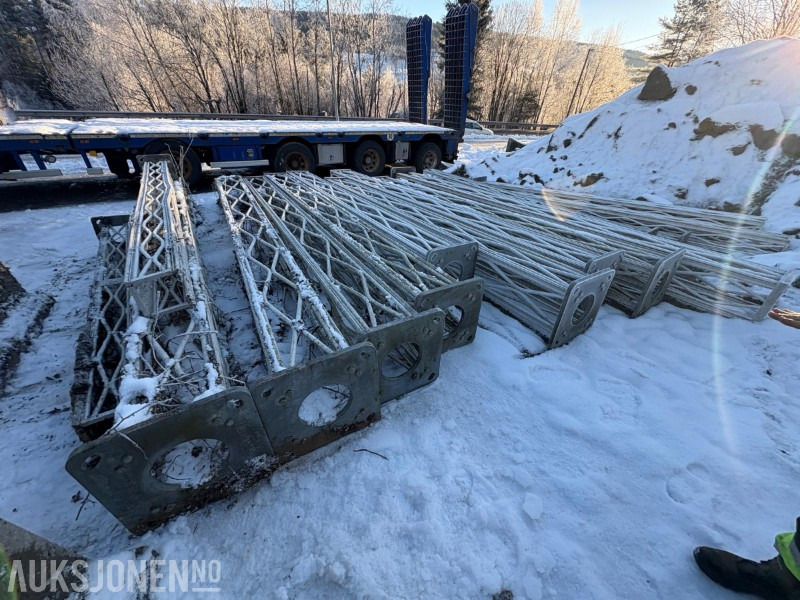 Lattix sikkerhetsmaster / lysmaster 2 stk med 2 stk betongsokler - Construction equipment: picture 3 Lattix sikkerhetsmaster / lysmaster 2 stk med 2 stk betongsokler - Construction equipment: picture 3