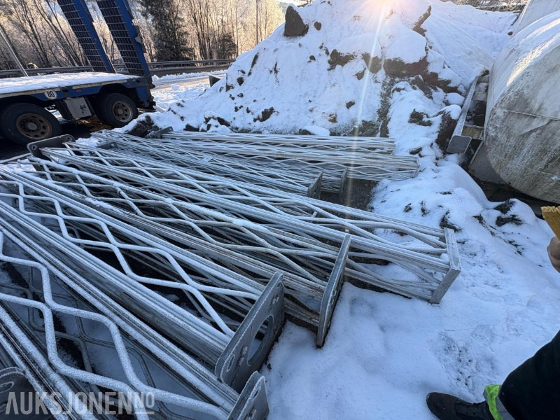 Lattix sikkerhetsmaster / lysmaster 2 stk med 2 stk betongsokler - Construction equipment: picture 2 Lattix sikkerhetsmaster / lysmaster 2 stk med 2 stk betongsokler - Construction equipment: picture 2