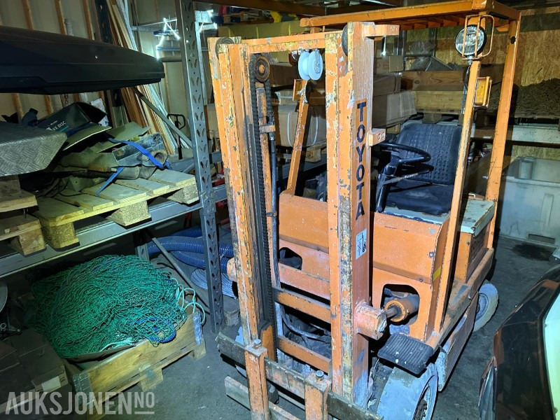 1987 Toyota 4RB10 Truck // gaffeltruck - rep-objekt - Material handling equipment: picture 2 1987 Toyota 4RB10 Truck // gaffeltruck - rep-objekt - Material handling equipment: picture 2